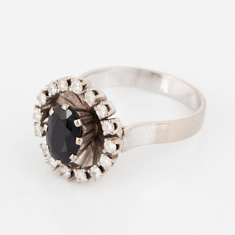 RING, med blå oval safir och briljantslipade diamanter.