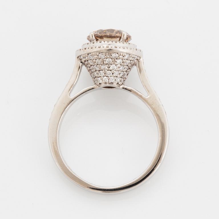 2,10 ct brilliant-cut natural fancy light-brown diamond ring, with IGI certificate.