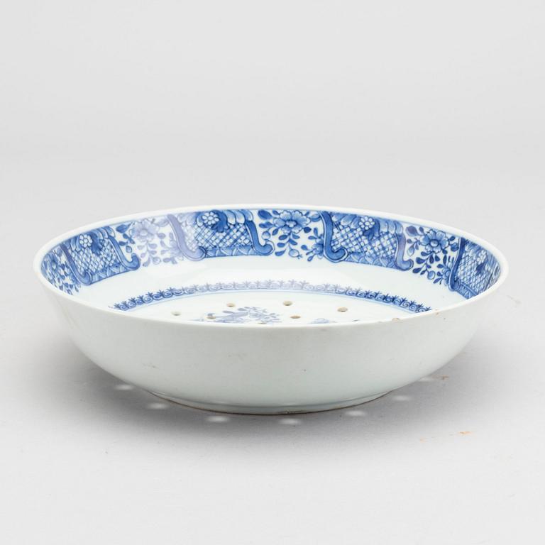 A Chinese Qianlong blue and white porcelain plate.