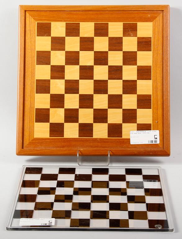 SCHACKBRÄDOR, 2 st olika, trä resp plexiglas. 1900-tal.