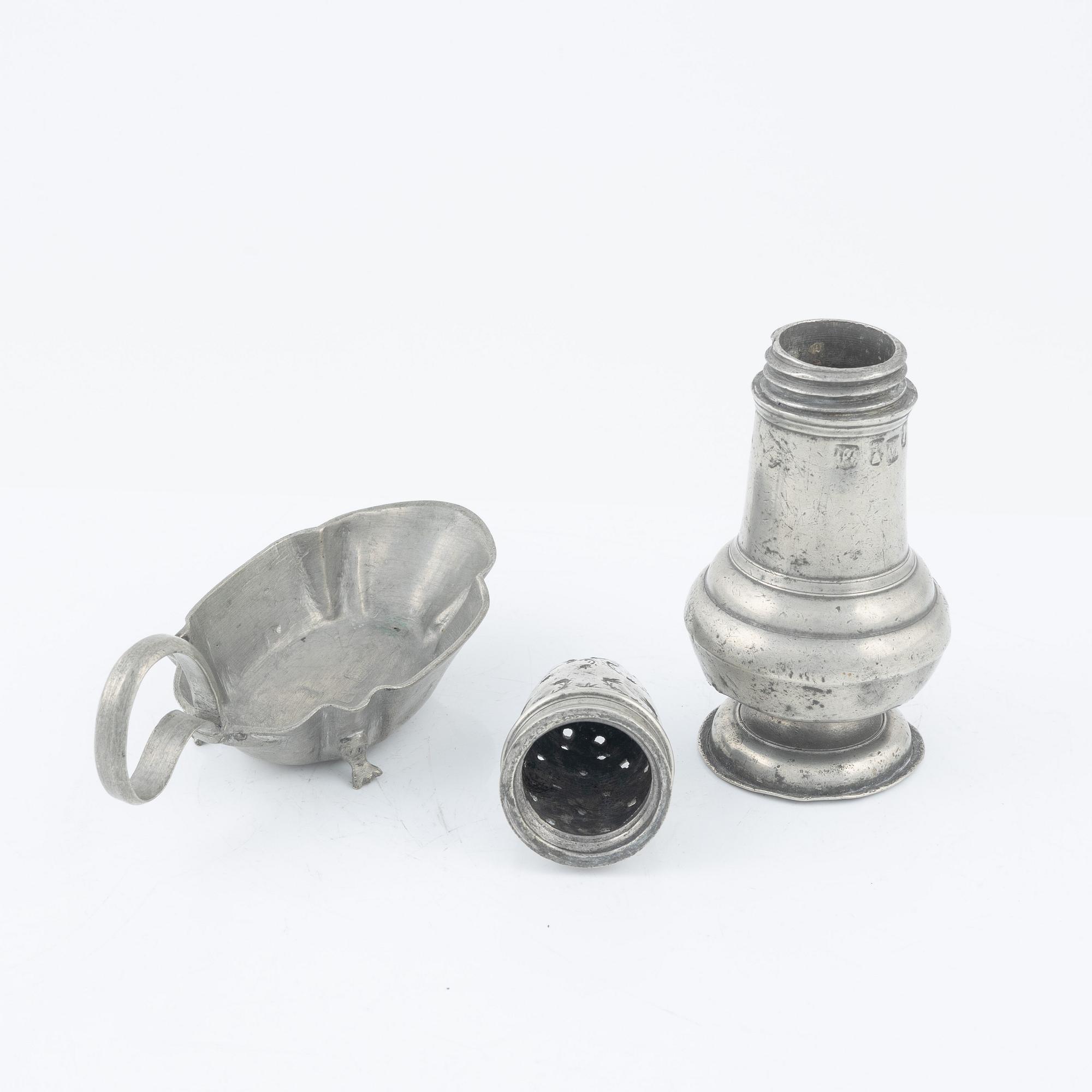 A lot of five pewter objects, 18th and 19th Century.
