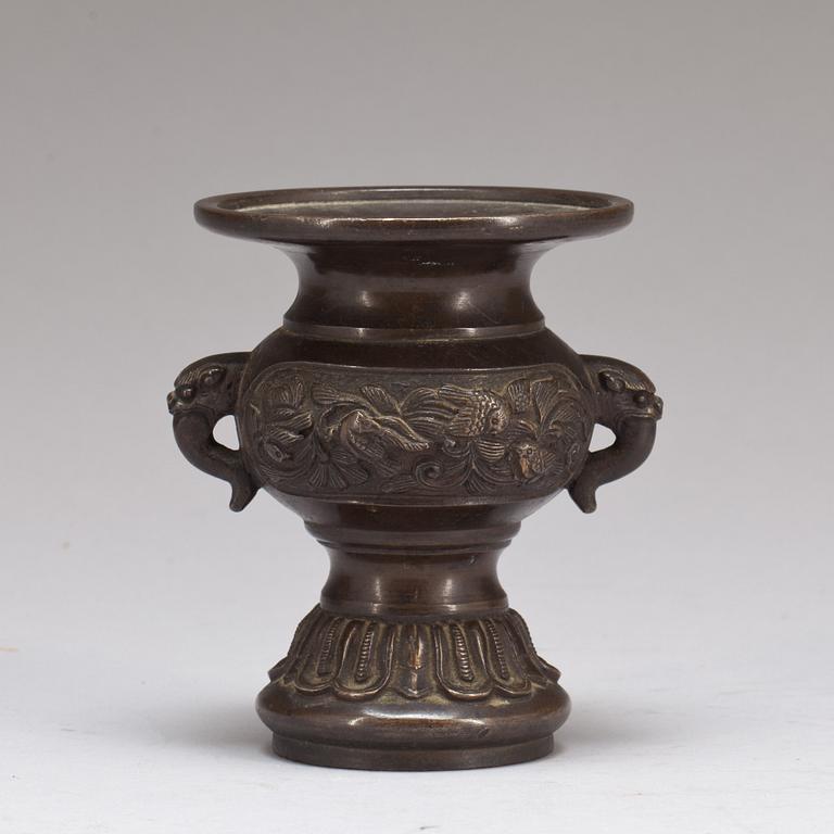 URNA, brons. Kina, märkt undertill.