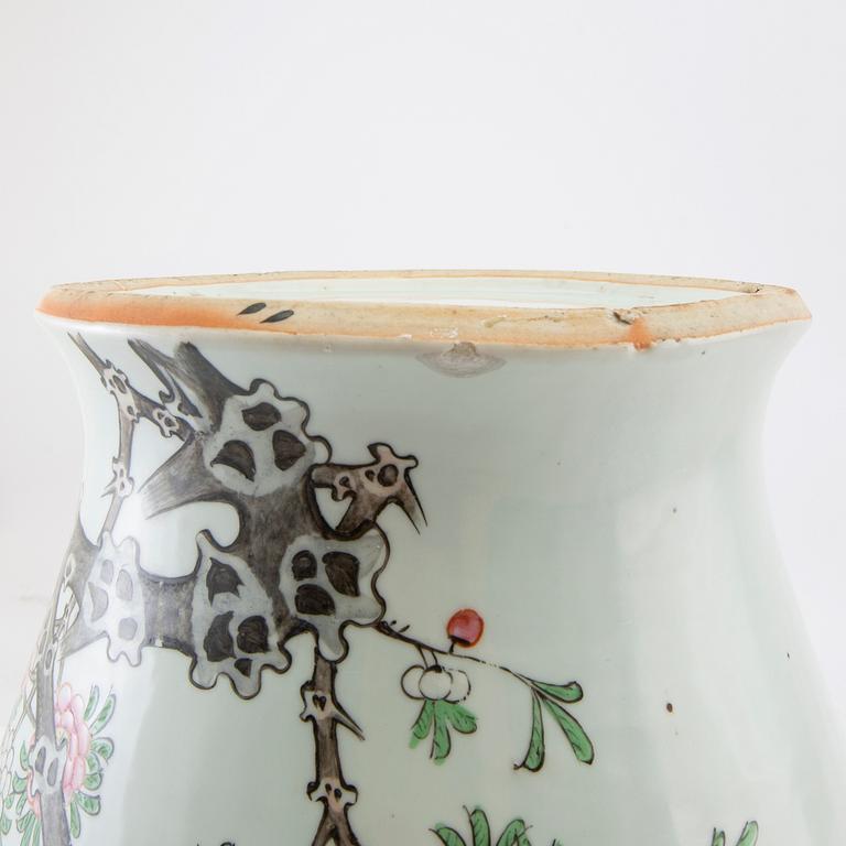 A Chinese jar with cover, second half of the 20th century.