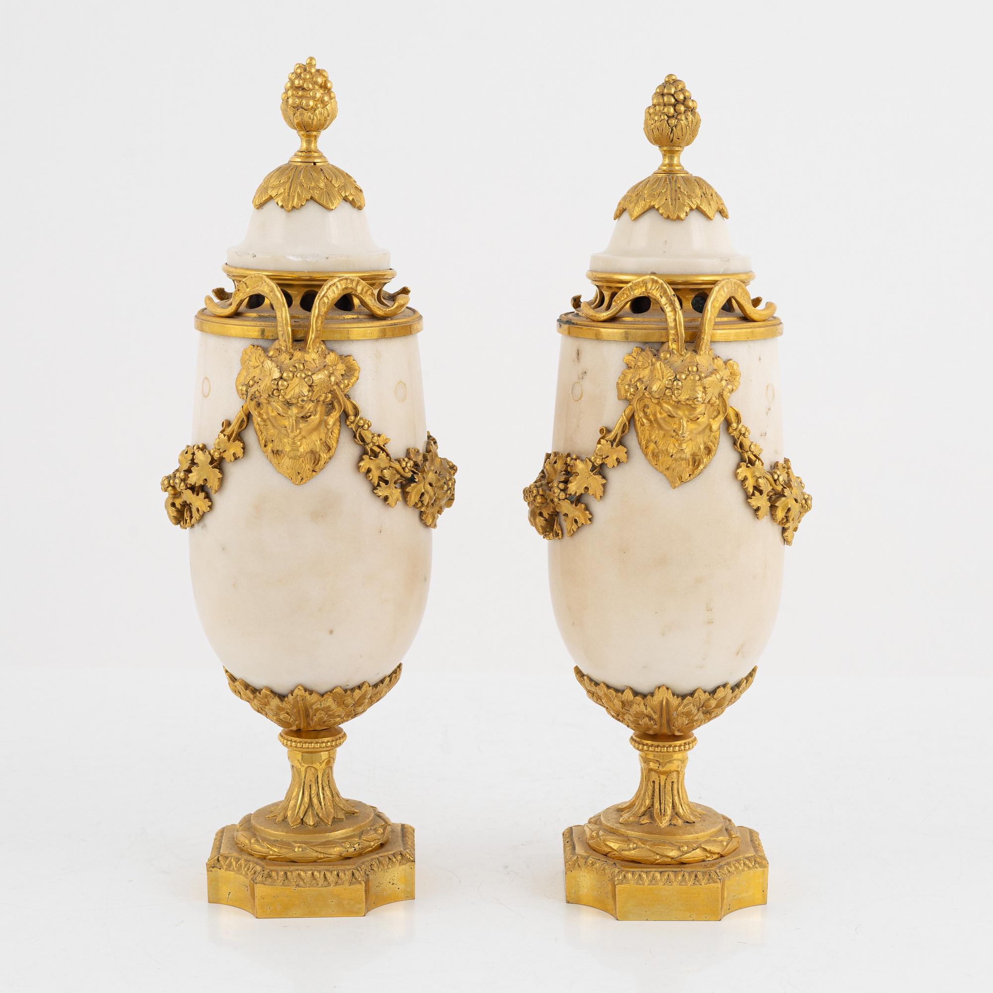 Prydnadsurnor, ett par, Frankrike, Napoleon III, 1800-talets senare del, Louis XVI-stil.