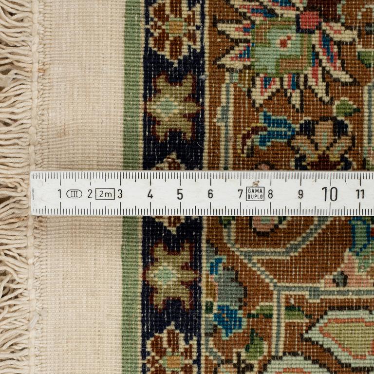 A rug, an old Pakistan probably, figural, ca 146 x 97-100 cm (as well as 3 cm flat weave at the ends).