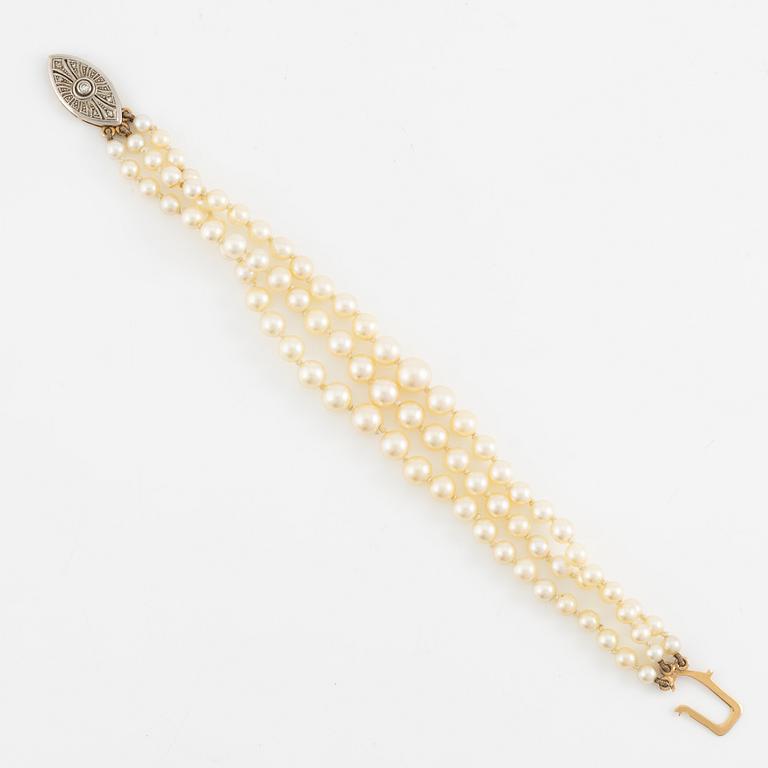 Bracelet, three-stranded with graduated cultured pearls, clasp 18K gold set with octagonal-cut diamonds.