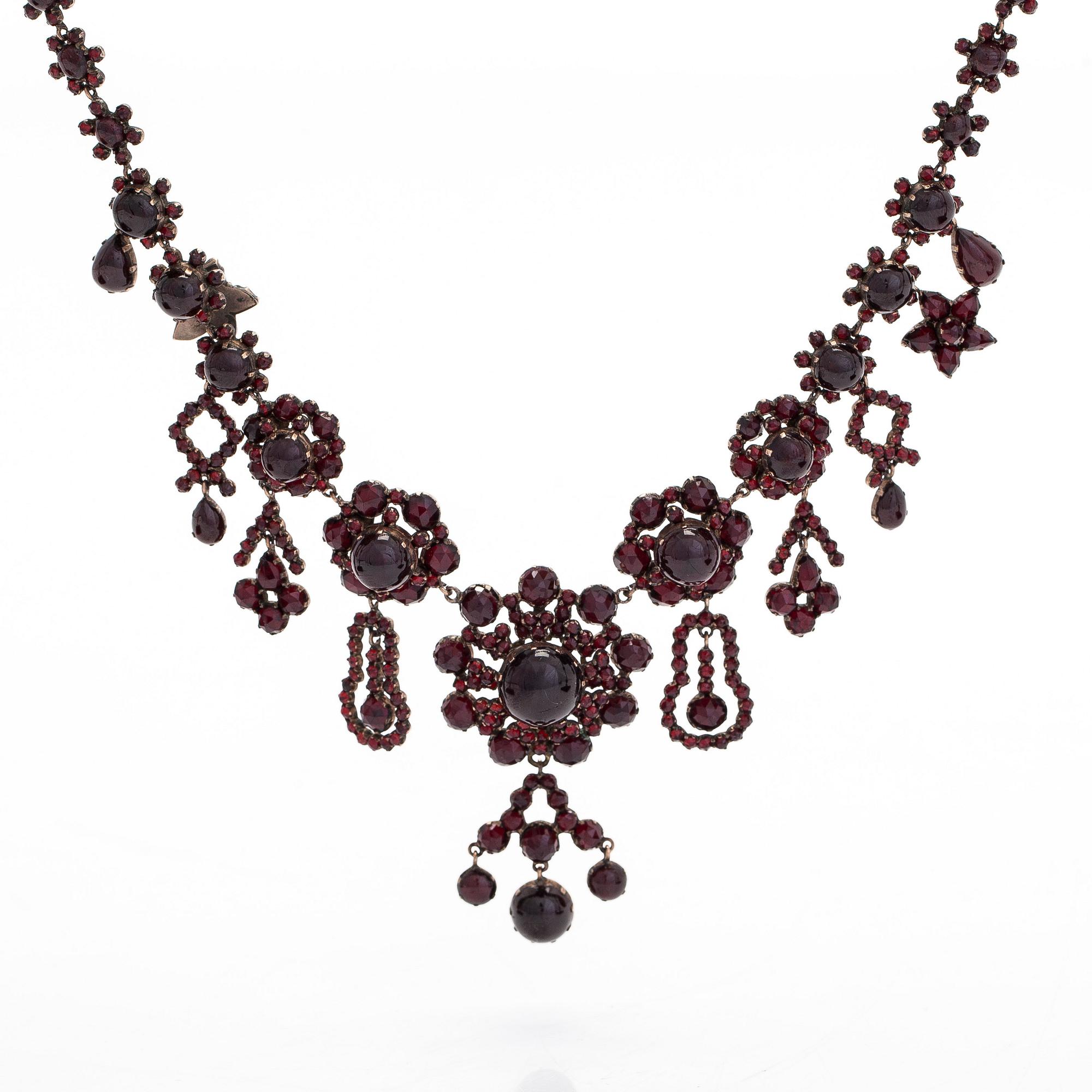 Collier och brosch, viktorianska, cabochon- och rosenslipade granater, silver.