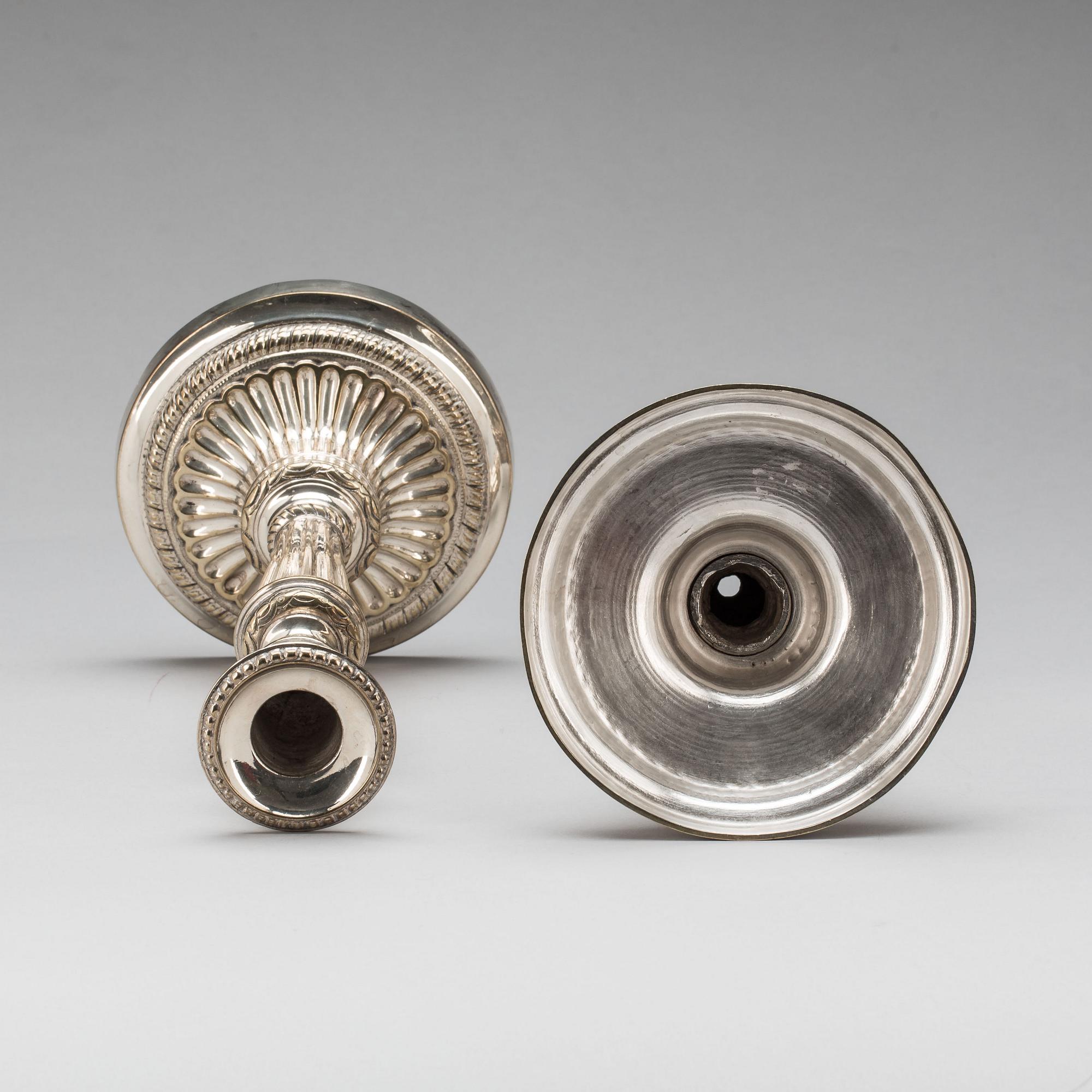 LJUSSTAKAR, ett par. Försilvrade, gustaviansk stil. 1900-tal.