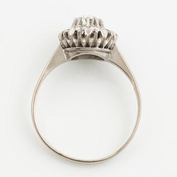 Ring 18K vitguld med runda briljantslipade diamanter.