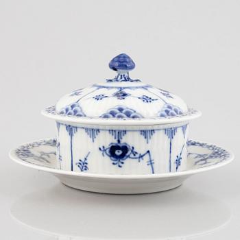 Smörterrin, porslin, Royal Copenhagen, "Musselmalet halvblond", modellnummer 707, 1960-/70-tal.