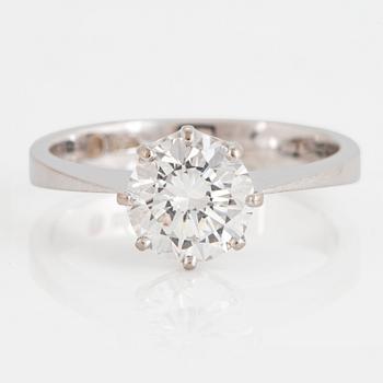 1015. An 18K white gold ring set with a round brilliant-cut diamond ca 1.50 cts.