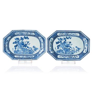 A pair of blue and white serving dishes. Qing dynasty, Qianlong (1736-95).