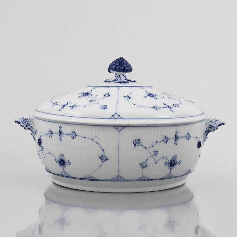 A 'Blue Fluted Plain' tureen with cover and four serving dishes, Royal Copenhagen, model 214 and 217, 1898-1923.