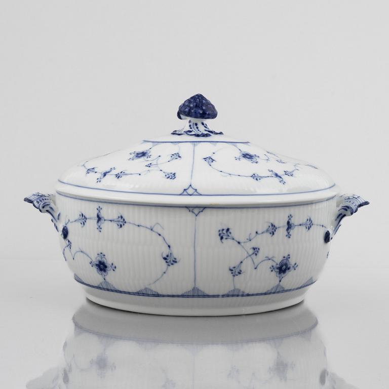 A 'Blue Fluted Plain' tureen with cover and four serving dishes, Royal Copenhagen, model 214 and 217, 1898-1923.