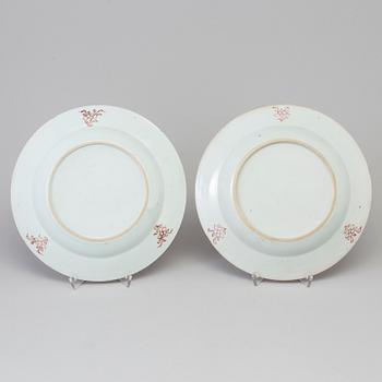 A pair of famille rose export porcelain plates, Qing dynasty, Qianlong (1736-95).