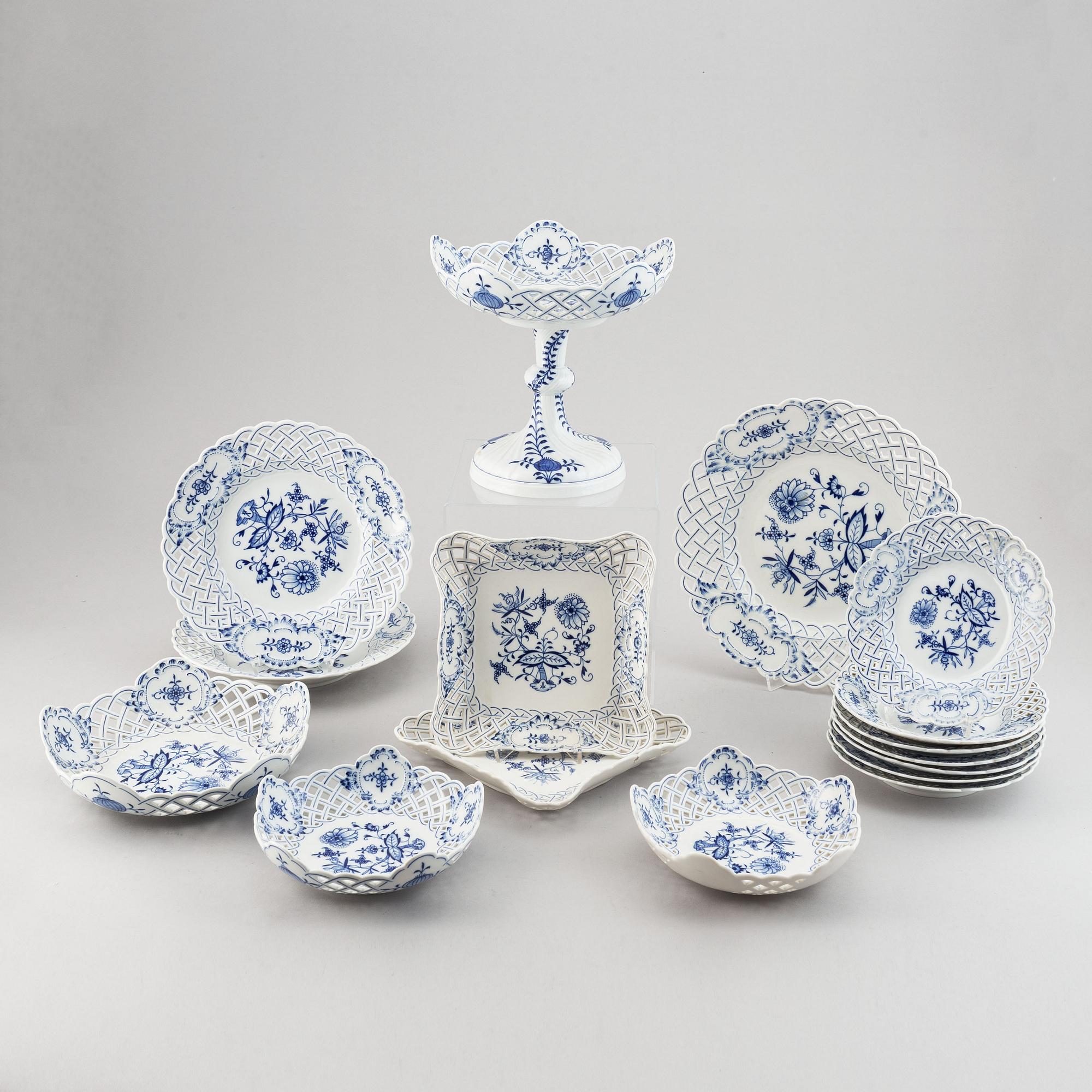 Servisdelar, 15 st, porslin. "Lökmönstret", Meissen, Tyskland.