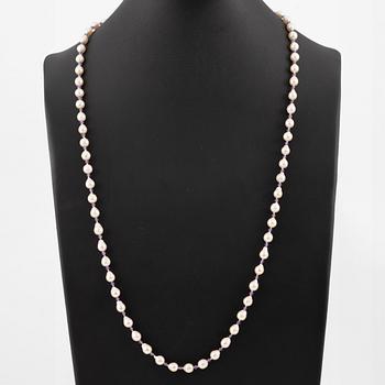 Pearl necklace, cultured pearls and amethysts, with clasp in 18K white gold.