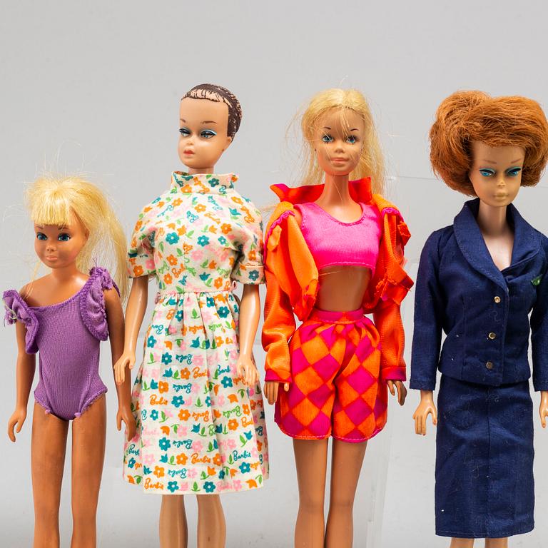 a set of 11 Barbiedolls and a collectors book ("Barbie her life & times" by Billyboy, 1987), Mattel 1960's-70's.