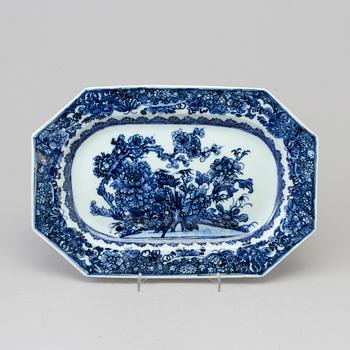 A blue and white export porcelain serving dish.