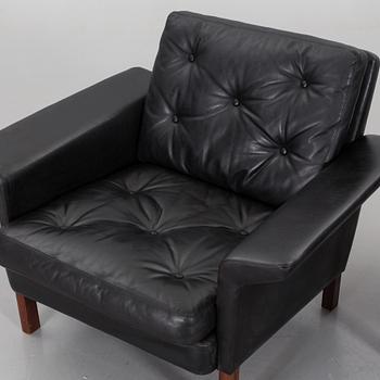 A PAIR OF BLACK LEATHER EASY CHAIRS, 1960's/1970's.