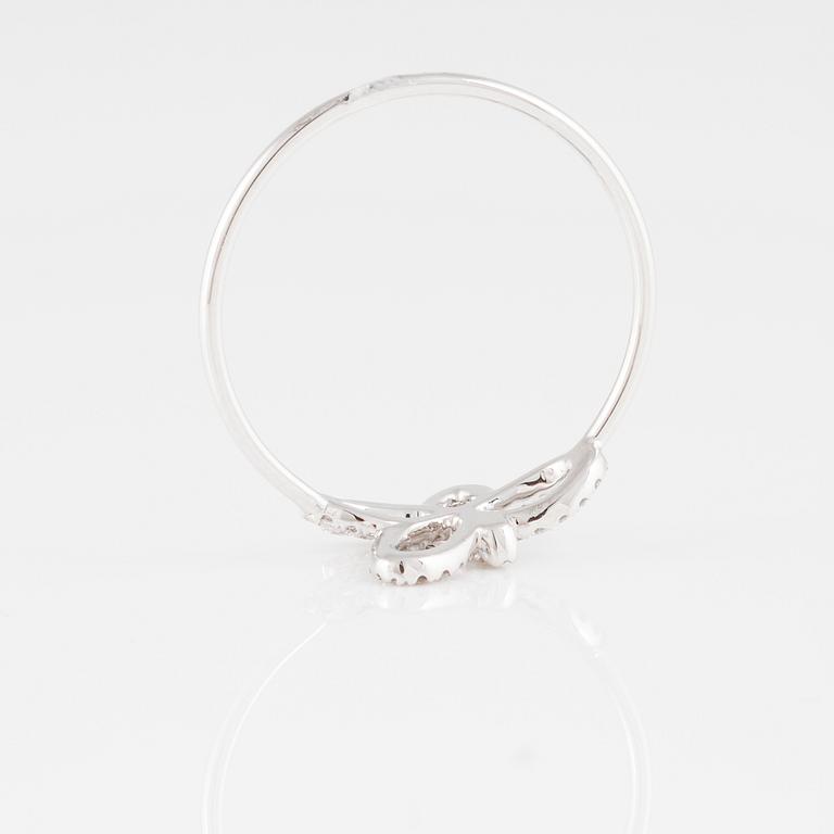 RING, 18K vit guld med briljantslipade diamanter ca 0.15 ct. Vikt 1,3 gram.