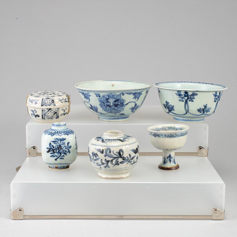 A group of South East Asian Ceramics, 18/19th Century.