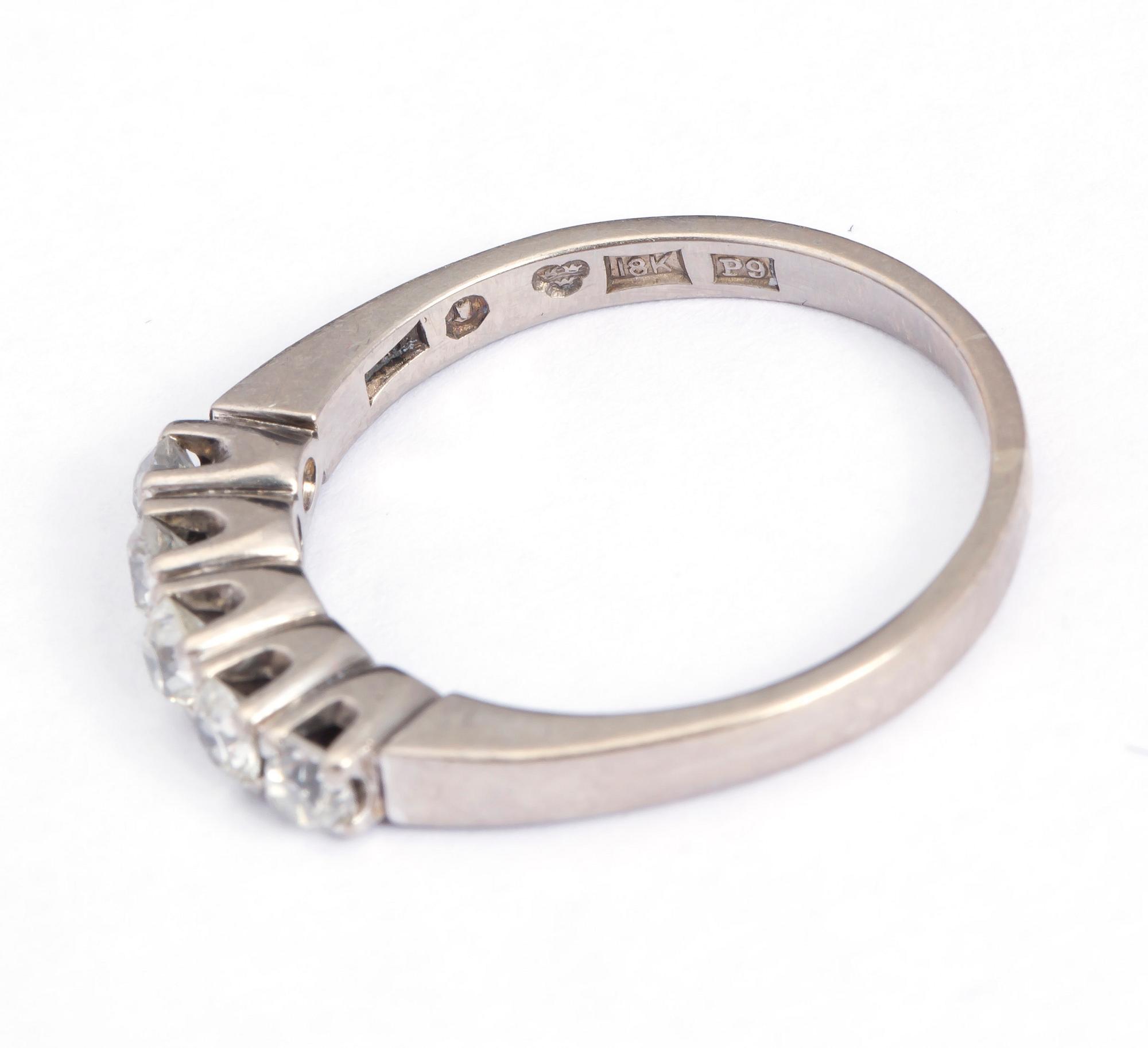 RING, 18 k vitguld med 5 gammalslipade diamanter ca 0,50 ct. W.A Bolin, Stockholm, 1965. Vikt ca 5 g.