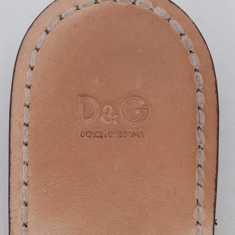 DOLCE&GABBANA, a pair of gold colored leather sandals. Size 37.