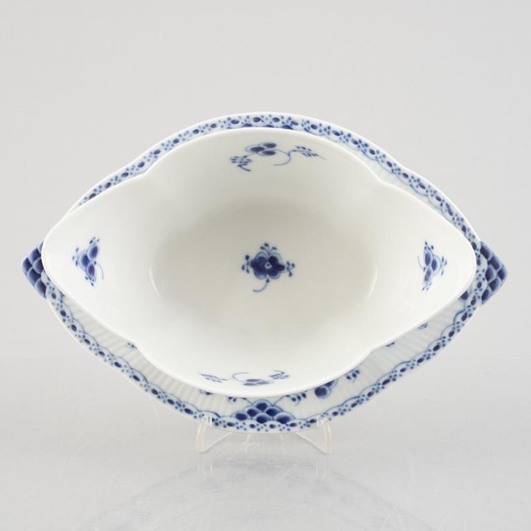 A 'Blue Fluted half lace' / 'Musselmalet' porcelain sauce boat, Royal Copenhagen, model 589, 1962.