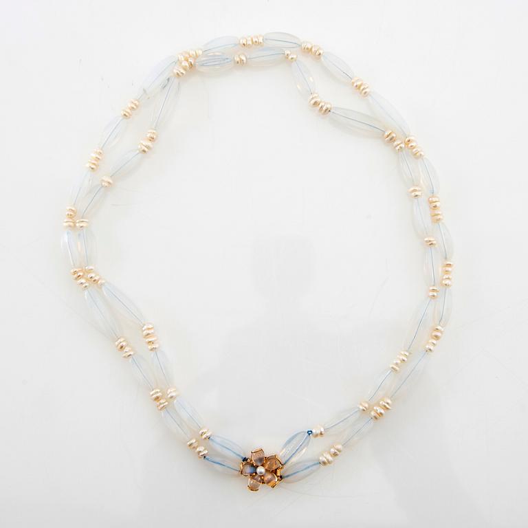 Heribert Engelbert, lås 18K guld och månstenar, halsband av odlade pärlor och glas.