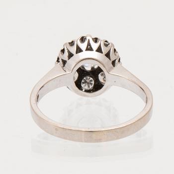 Ring in 18K white gold with round brilliant-cut diamonds.