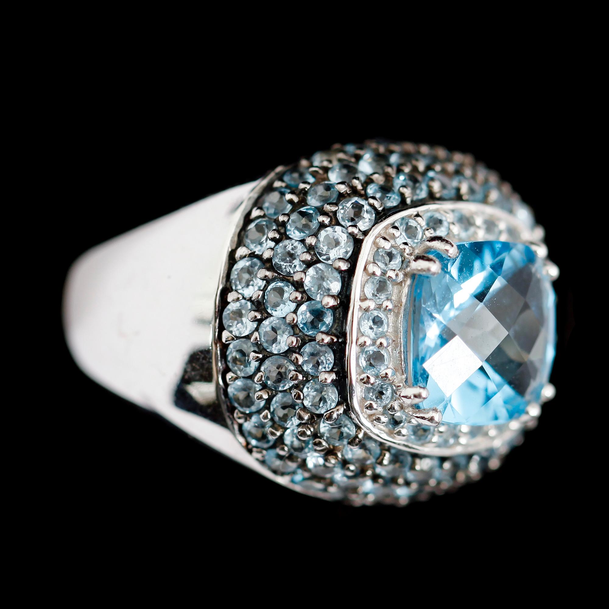 RING, 14 k vitguld, blå topaser ca 8.0 ct. Total vikt ca 13 g.