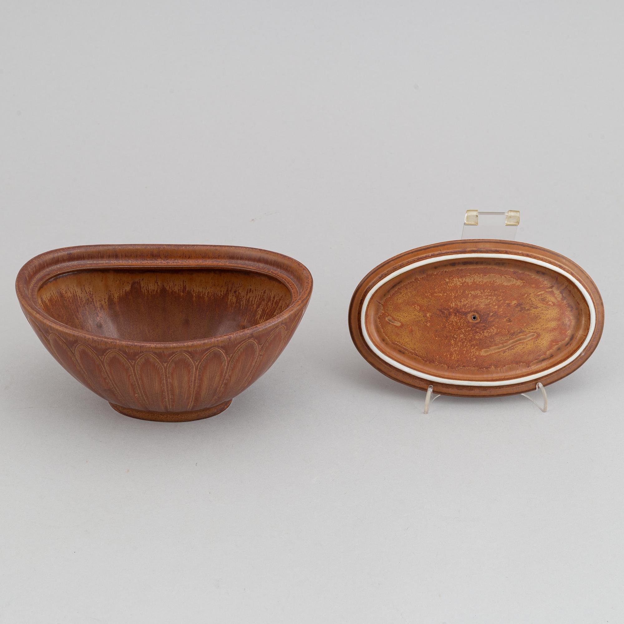 Gunnar Nylund, a set of two stoneware lidded bowls and a bowl, Rörstrand 1940's.