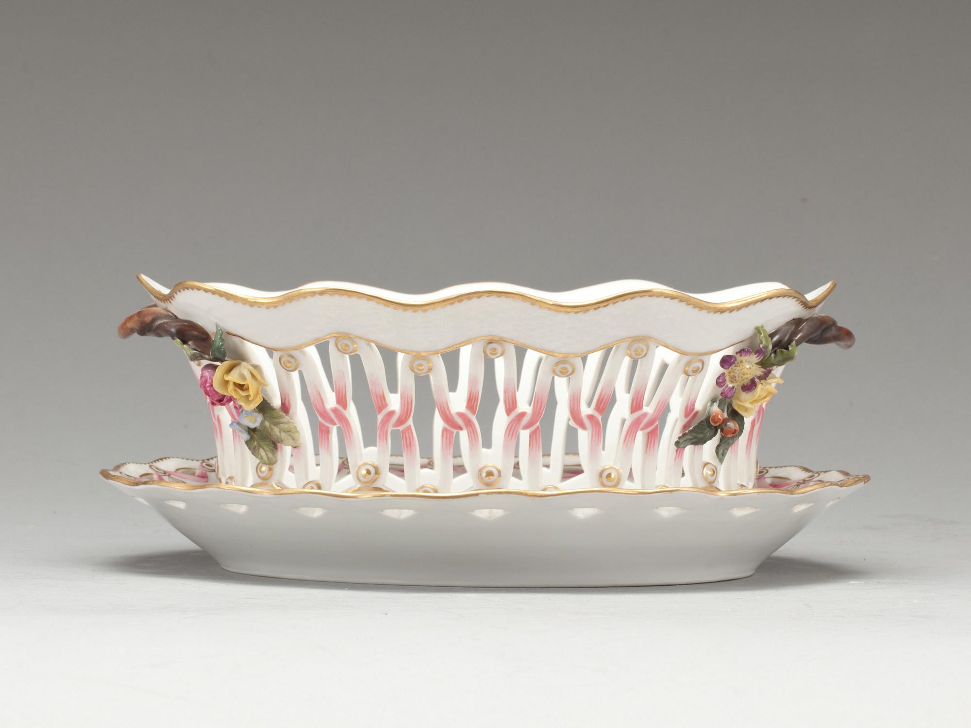 GALLERSKÅL MED FAT,  porslin, sk "Julian-Marie-porslin" Royal Copenhagen. Omkring 1900.