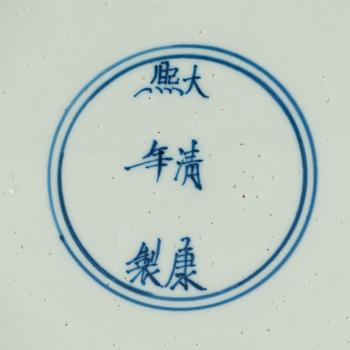 FAT, porslin. Qing dynastin, 1700-tal, med Kangxi sex karaktärers märke.