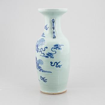 A Chinese porcelain vase, Qing dynasty, 19th Century.
