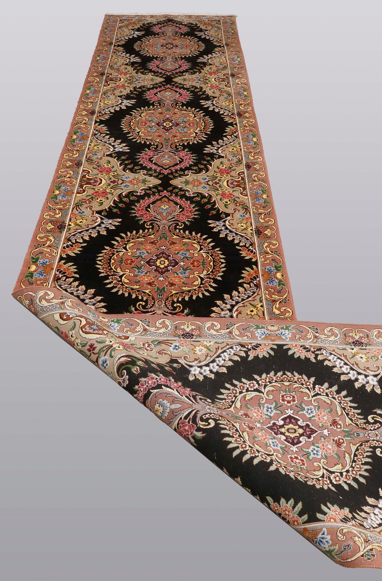 Gallerimatta, Täbriz part silk s.k 50 radj, 514 x 91 cm.