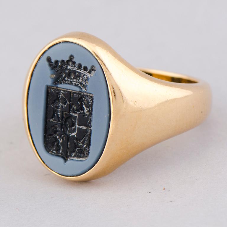 A SIGNET RING, Wrede af Elimä, sardonyx, 18K gold. T. Tillander, Helsinki Finland 1988.