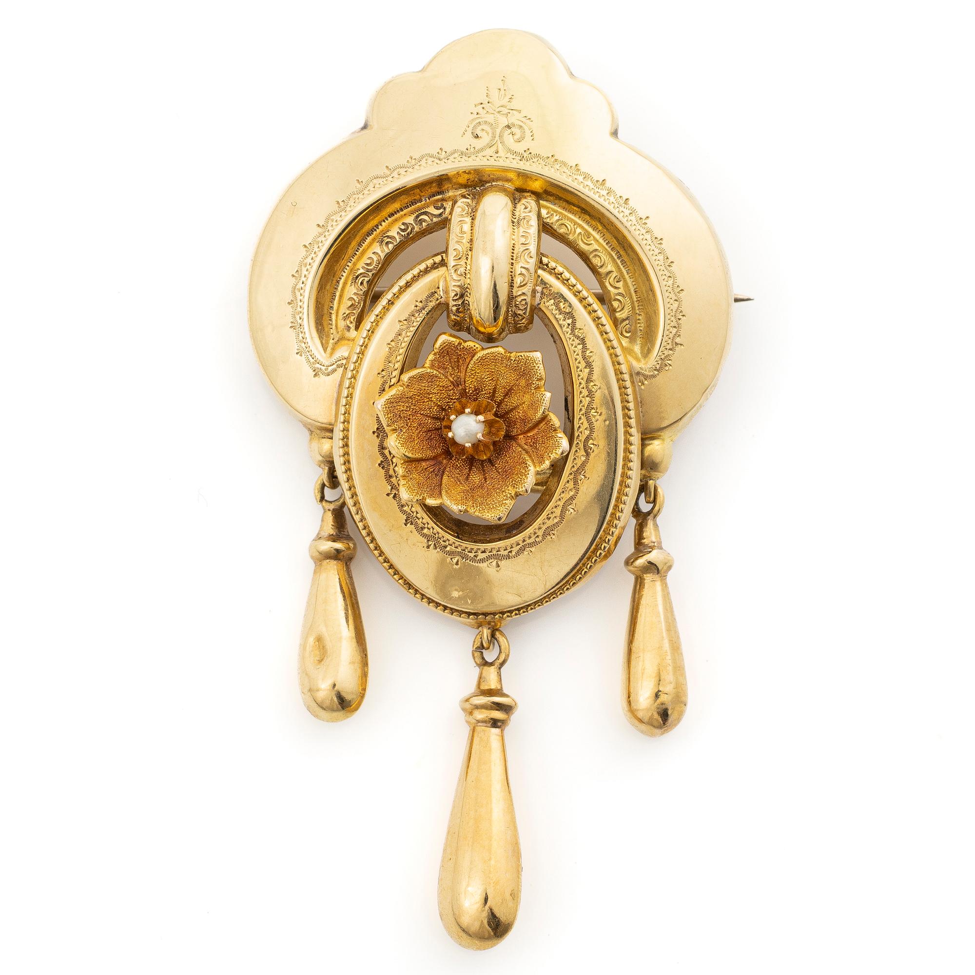 18K gold brooch with a pearl.