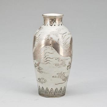 VAS, porslin, Kina, 1900-talets början.