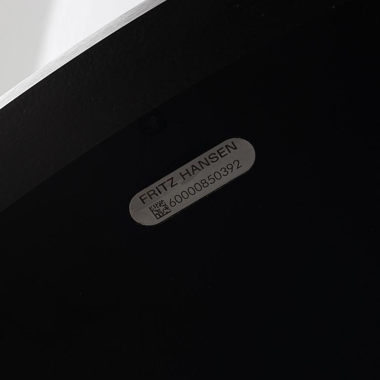 Arne Jacobsen, Bruno Mathsson & Piet Hein, matbord, "Supercirkulär", Fritz Hansen, Danmark, 2022.