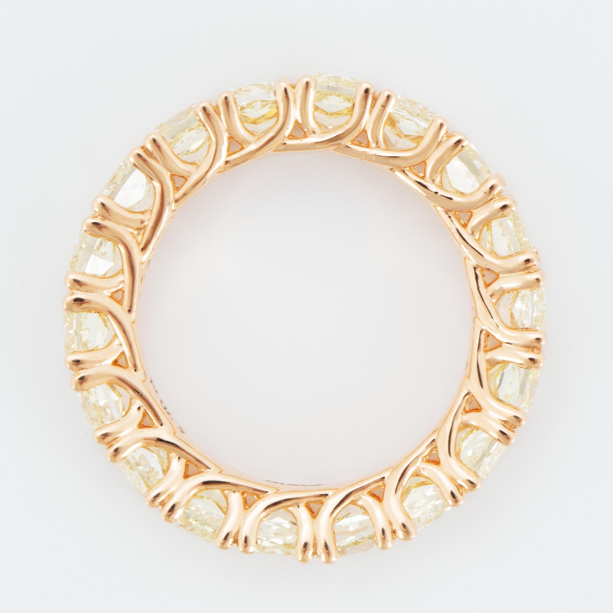 Alliansring, med cushionslipade gula diamanter.