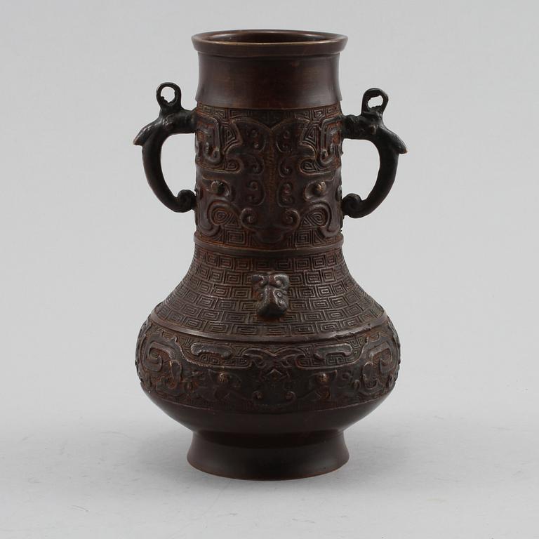 HÄNKELVAS, patinerad metall, Orientalisk, 1900-tal.
