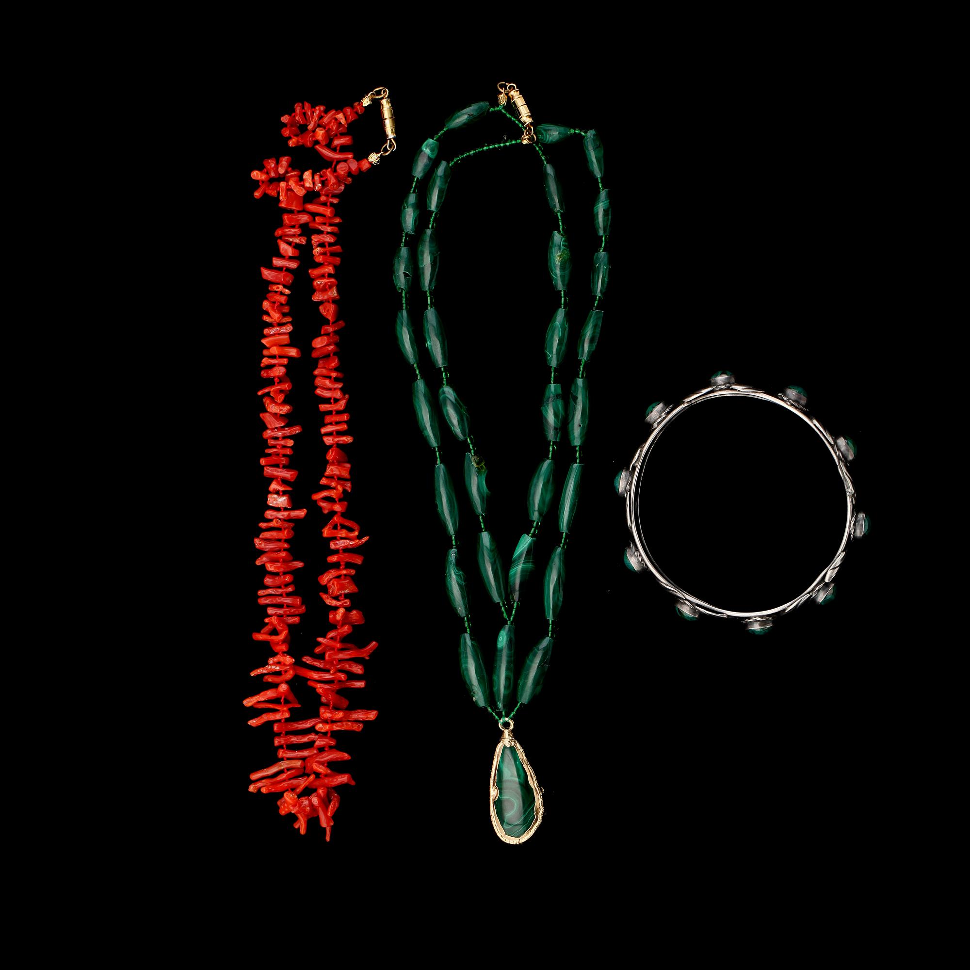 COLLIER, 2 st och ARMBAND, korall, malakit, grön sten och silver.
