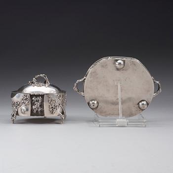 A Chinese export silver box with cover and tray by an unidentified maker, early 20th Century.