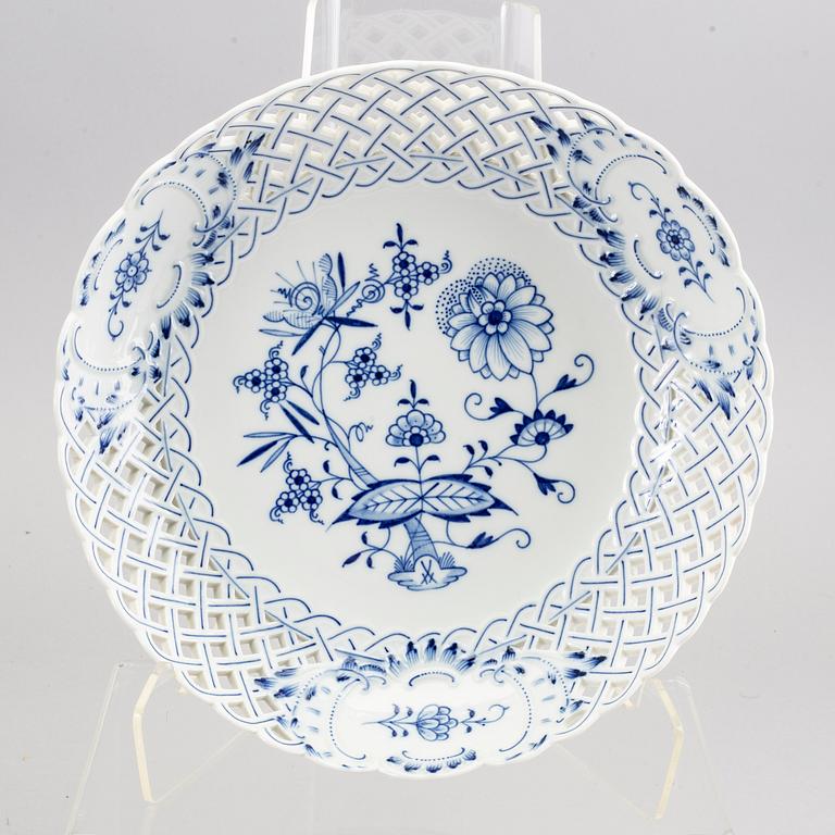 SERVISDELAR, 19 st, porslin, "Lökmönstret", Meissen, Tyskland,