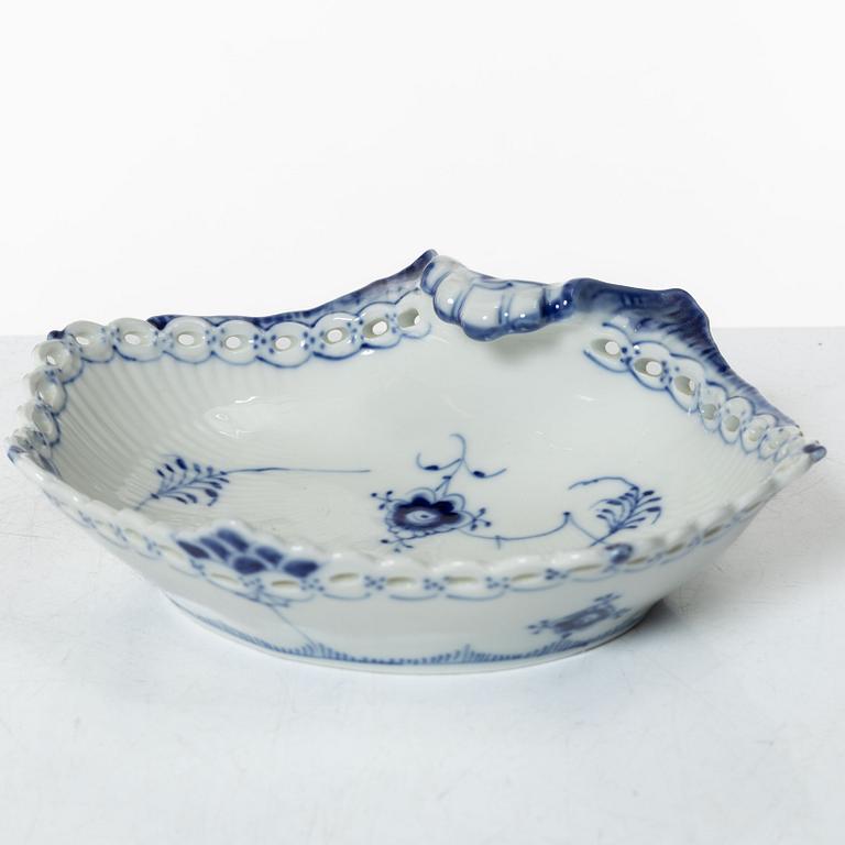 Royal Copenhagen, a set of five porcelain service pieces, 'Musselmalet' / 'Blue Fluted, Denmark.