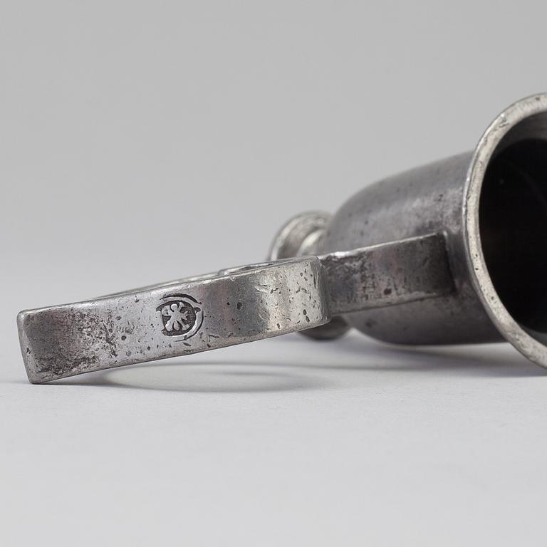 A PEWTER CANDLE SNUFFER, 18TH/19TH CENTURY.