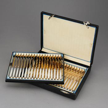 BESTICK, 36 stycken, silver och pärlemor, England 1822-1833 samt Jakob Engelberth Torsk Stockholm 1897.