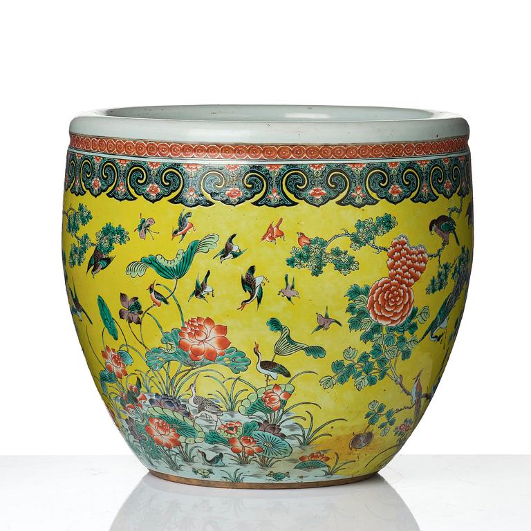 A large yellow ground '100 birds' fish basin, Qing dynasty, 19th century.